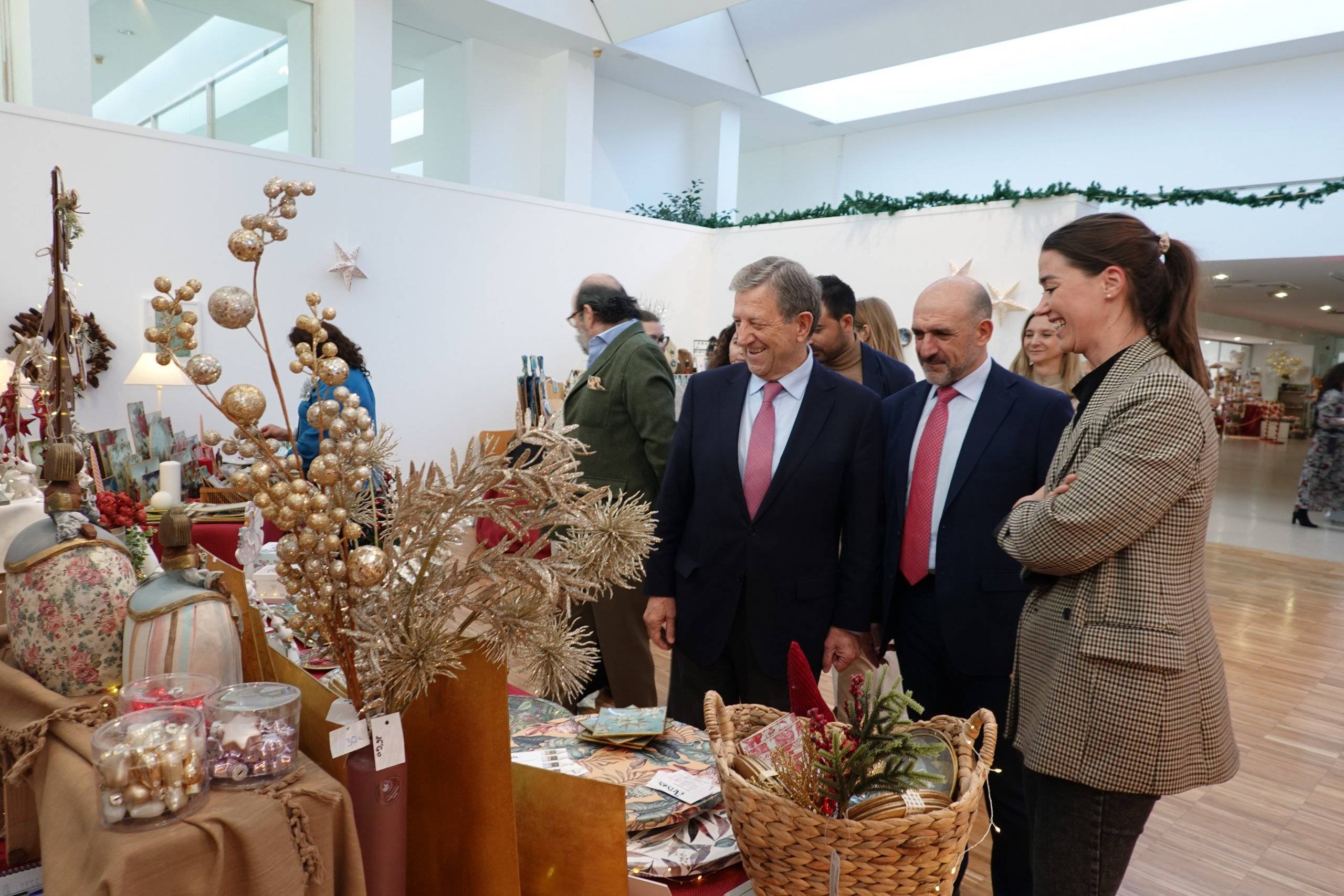 Autoridades visitando uno de los puestos participantes.