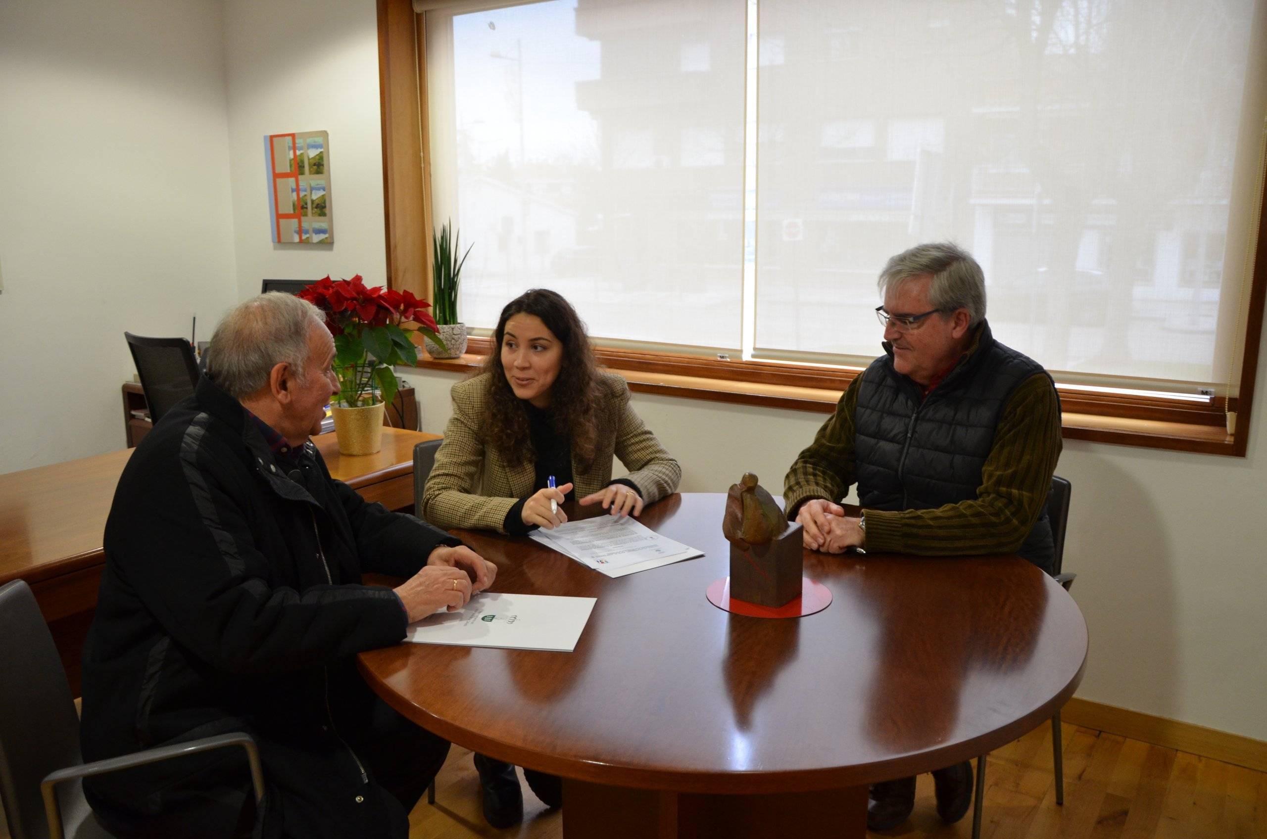 La concejala de Hermanamientos conversando con el presidente y vicepresidente de la ACH.