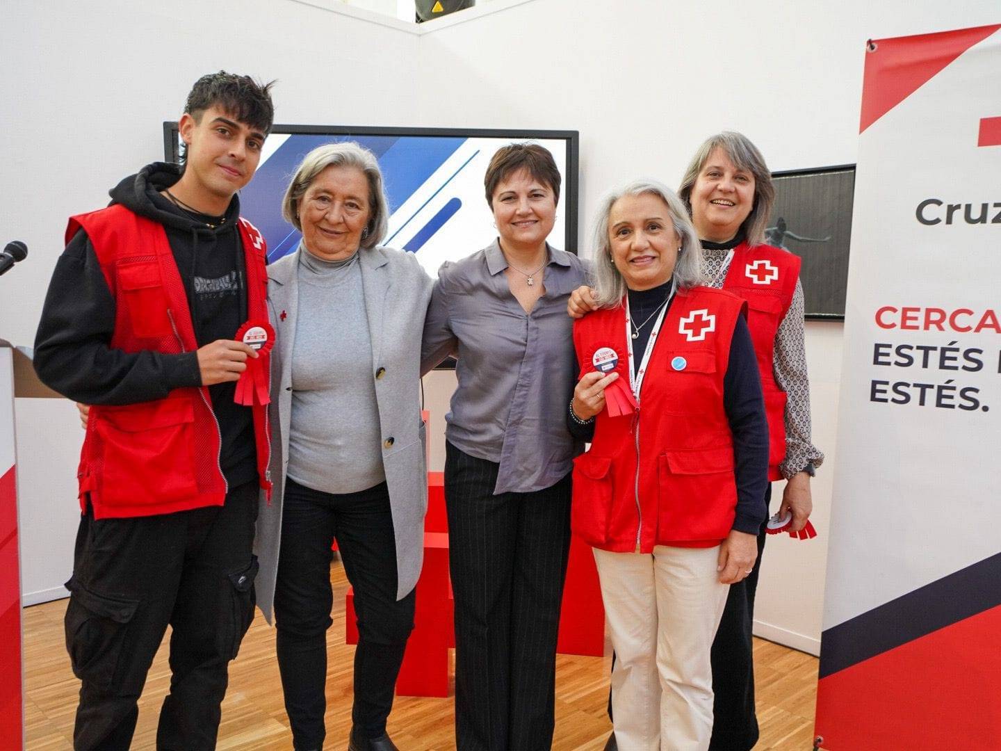 Entrega reconocimiento a equipo de voluntarios.