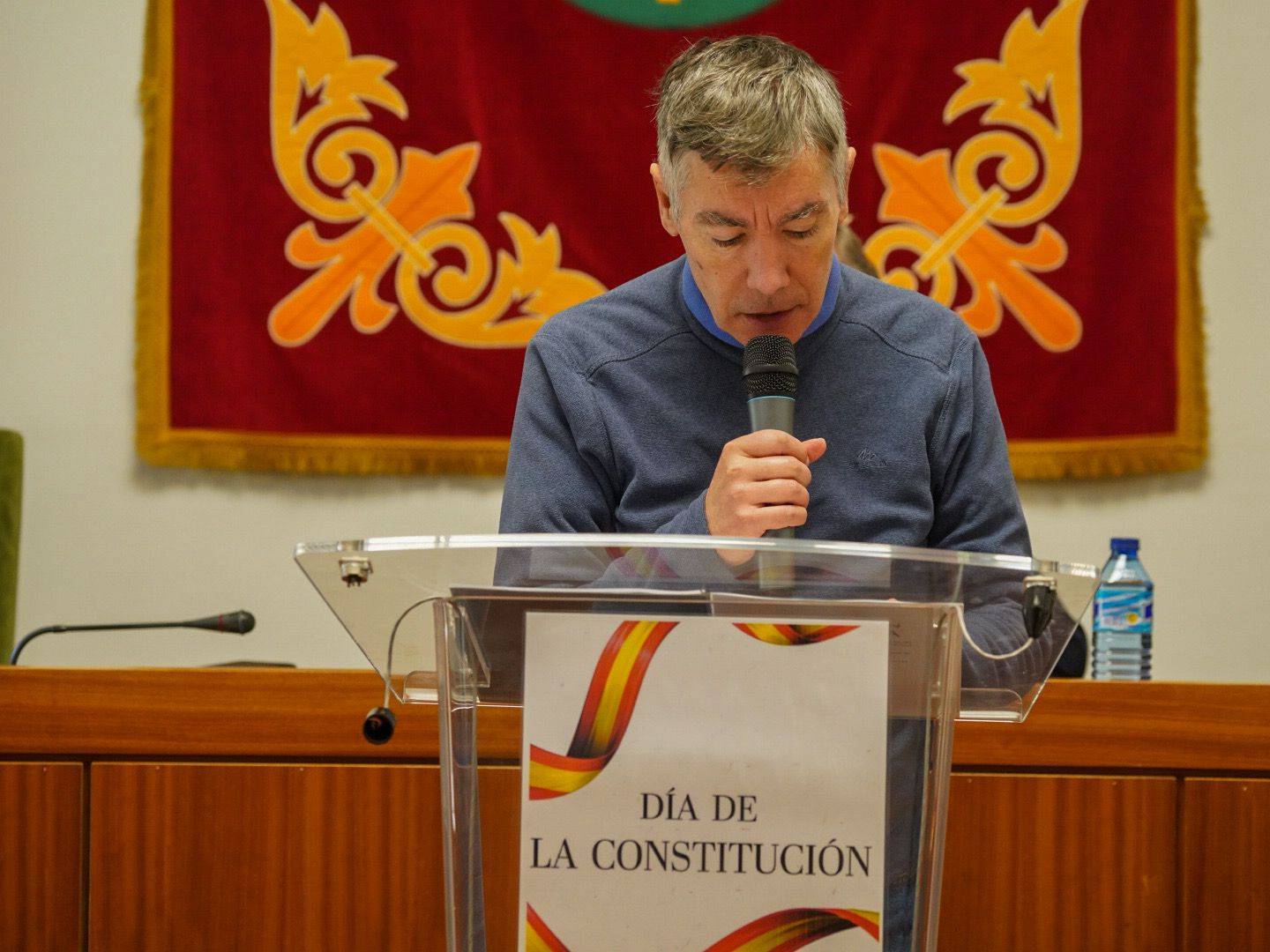 Representante de la Fundación Jardines de España leyendo uno de los artículos de la Constitución.