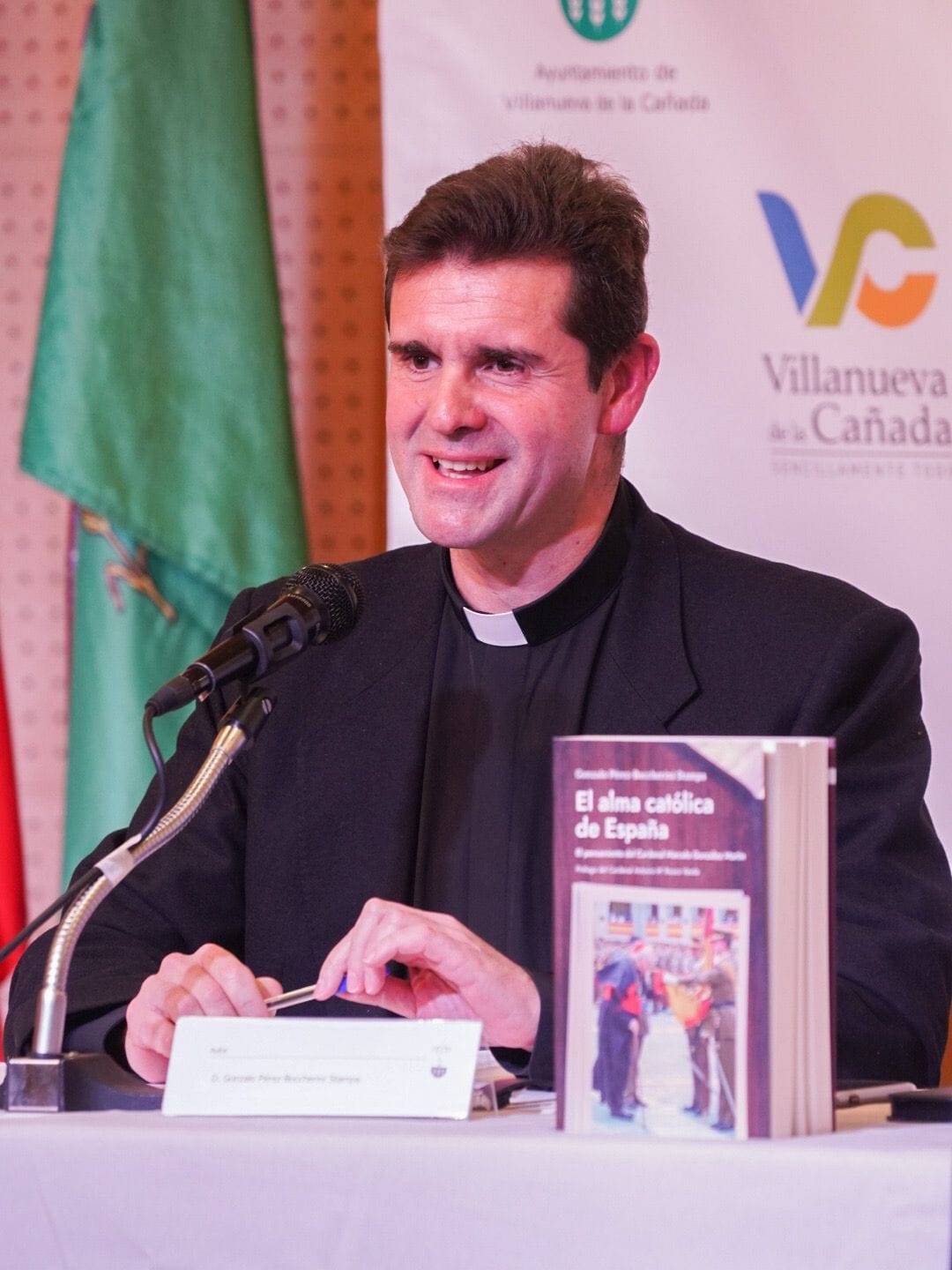 El sacerdote y escritor Gonzalo Pérez -Boccherini en el acto de presentación de su obra.