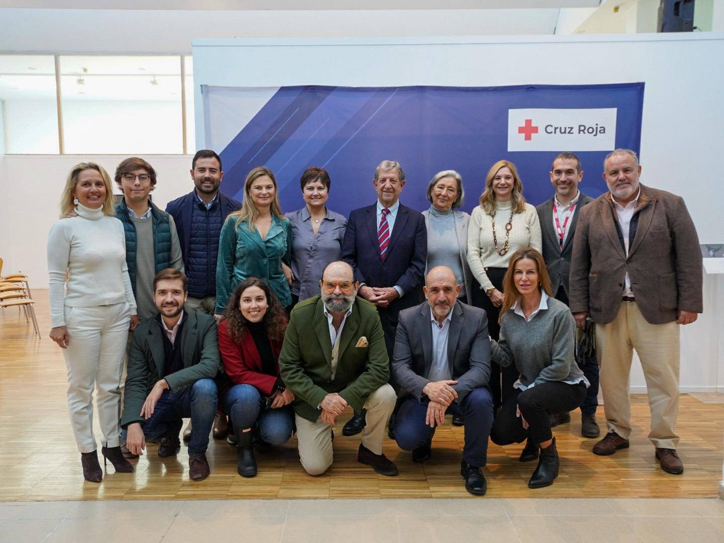 Miembros de la Corporación Municipal junto a responsables de Cruz Roja.