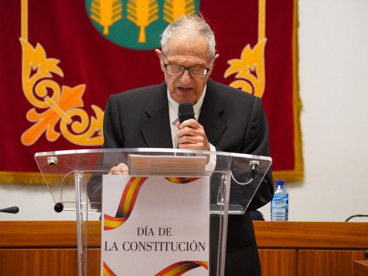 Portavoz del PSOE leyendo uno de los artículos de la Constitución.