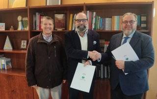 El concejal de Cultura, Relaciones Institucionales y Protocolo, Fernando Agudo, junto al representante de la Fundación Educación y Libertad, Francisco García de Vinuesa, y Ángel Mel, director del Colegio Internacional Kolbe tras la firma del convenio.