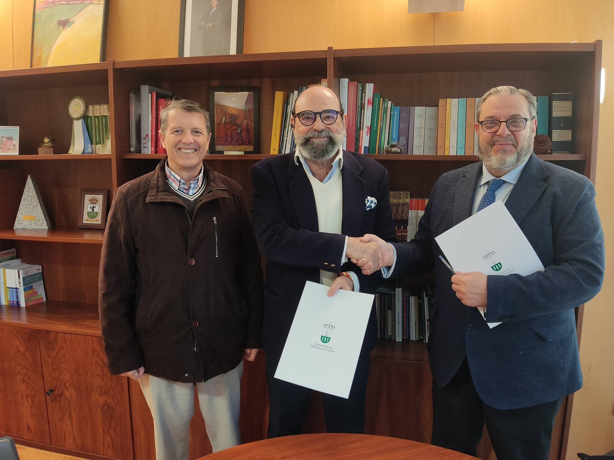 El concejal de Cultura, Relaciones Institucionales y Protocolo, Fernando Agudo, junto al representante de la Fundación Educación y Libertad, Francisco García de Vinuesa, y Ángel Mel, director del Colegio Internacional Kolbe tras la firma del convenio.