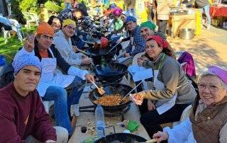 Voluntarios realizando las tradicionales migas solidarias.