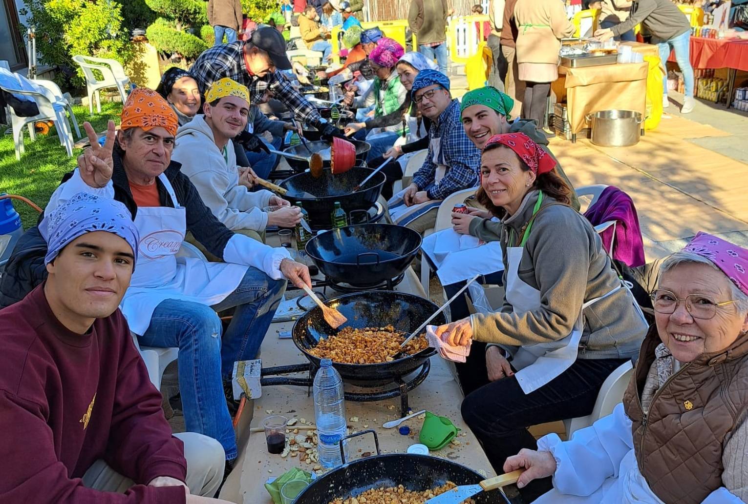 Voluntarios realizando las tradicionales migas solidarias.