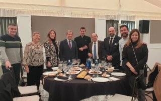 Autoridades en la comida de la Asociación de Mayores.