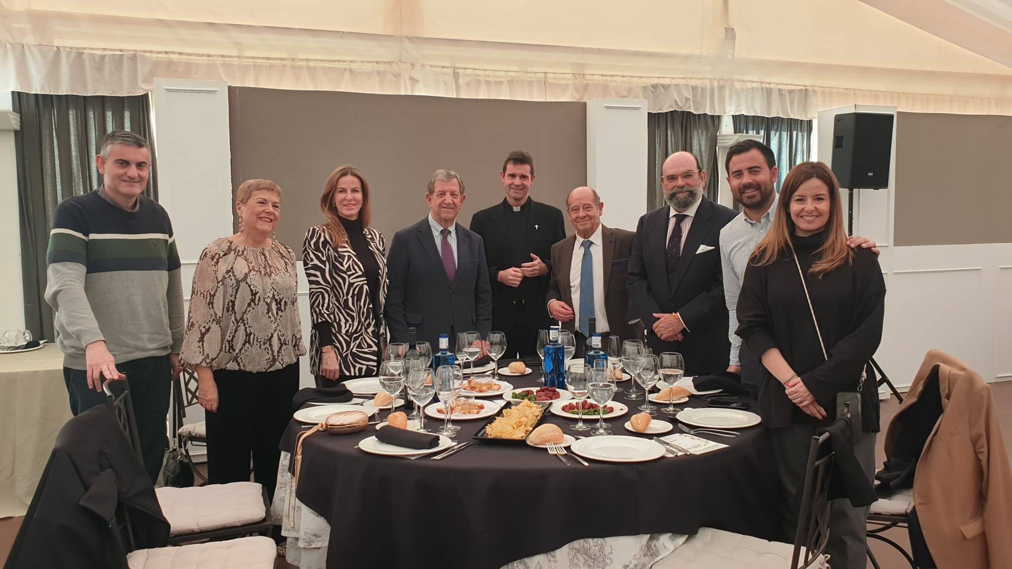 Autoridades en la comida de la Asociación de Mayores.