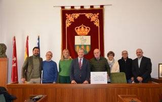 Foto de familia de la entrega de la recaudación al Banco de Alimentos de Madrid.