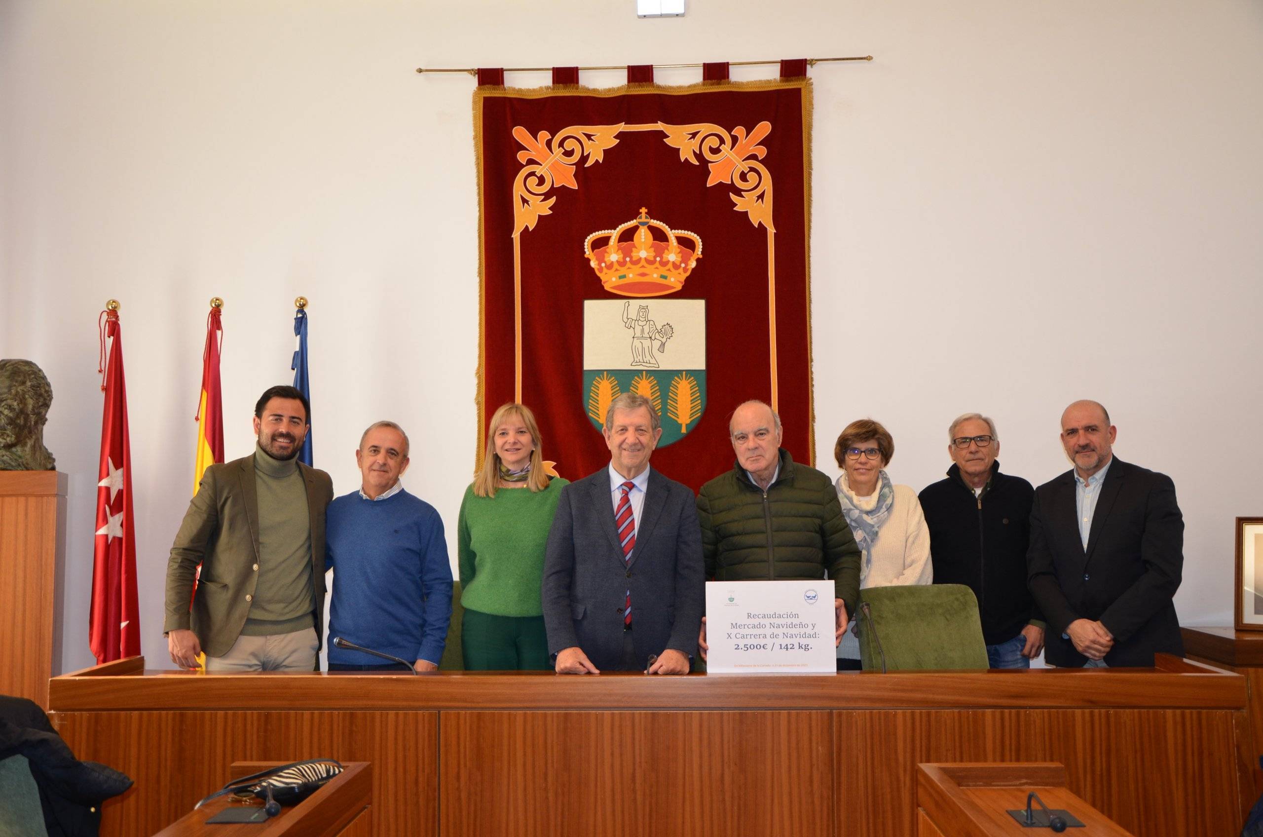 Foto de familia de la entrega de la recaudación al Banco de Alimentos de Madrid.