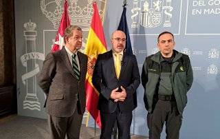 El alcalde, Luis Partida, junto al delegado del Gobierno en la Comunidad de Madrid, Francisco Martín Aguirre, y el representante de la Guardia Civil.