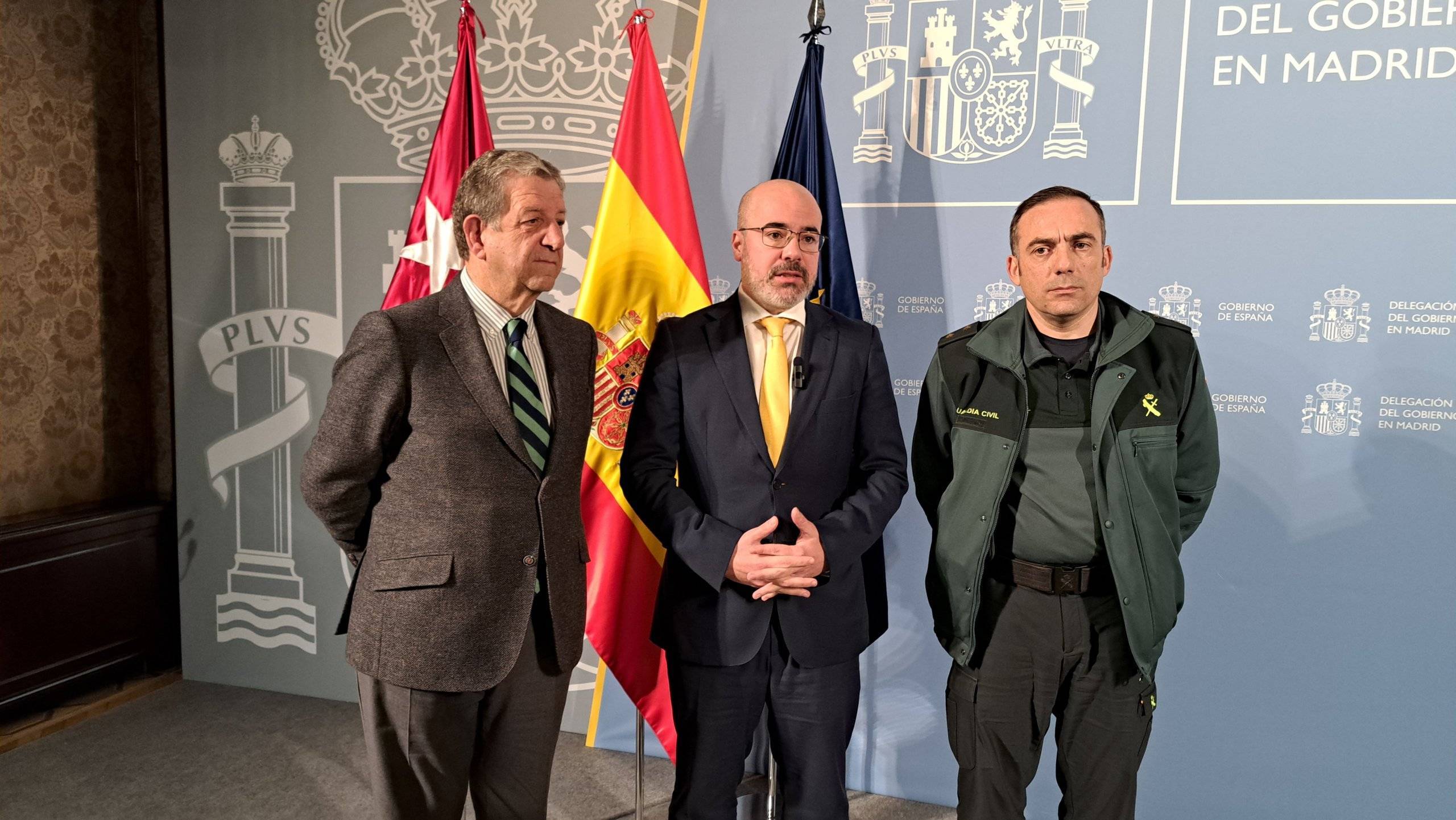 El alcalde, Luis Partida, junto al delegado del Gobierno en la Comunidad de Madrid, Francisco Martín Aguirre, y el representante de la Guardia Civil.