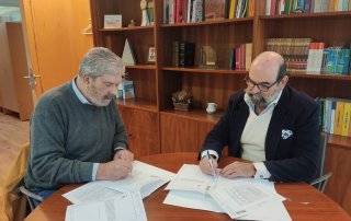 Imagen de la firma de convenio con la Asociación de Teatro "Talía".