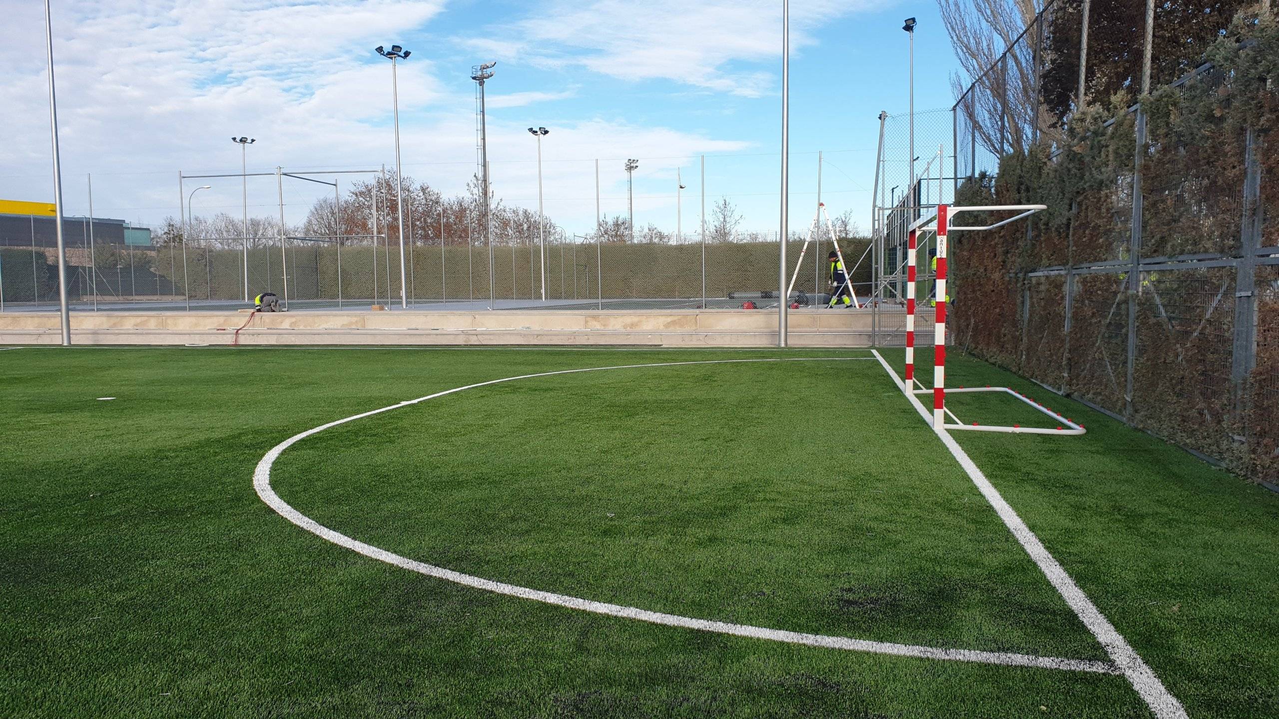 Campo de fútbol sala de césped artificial.