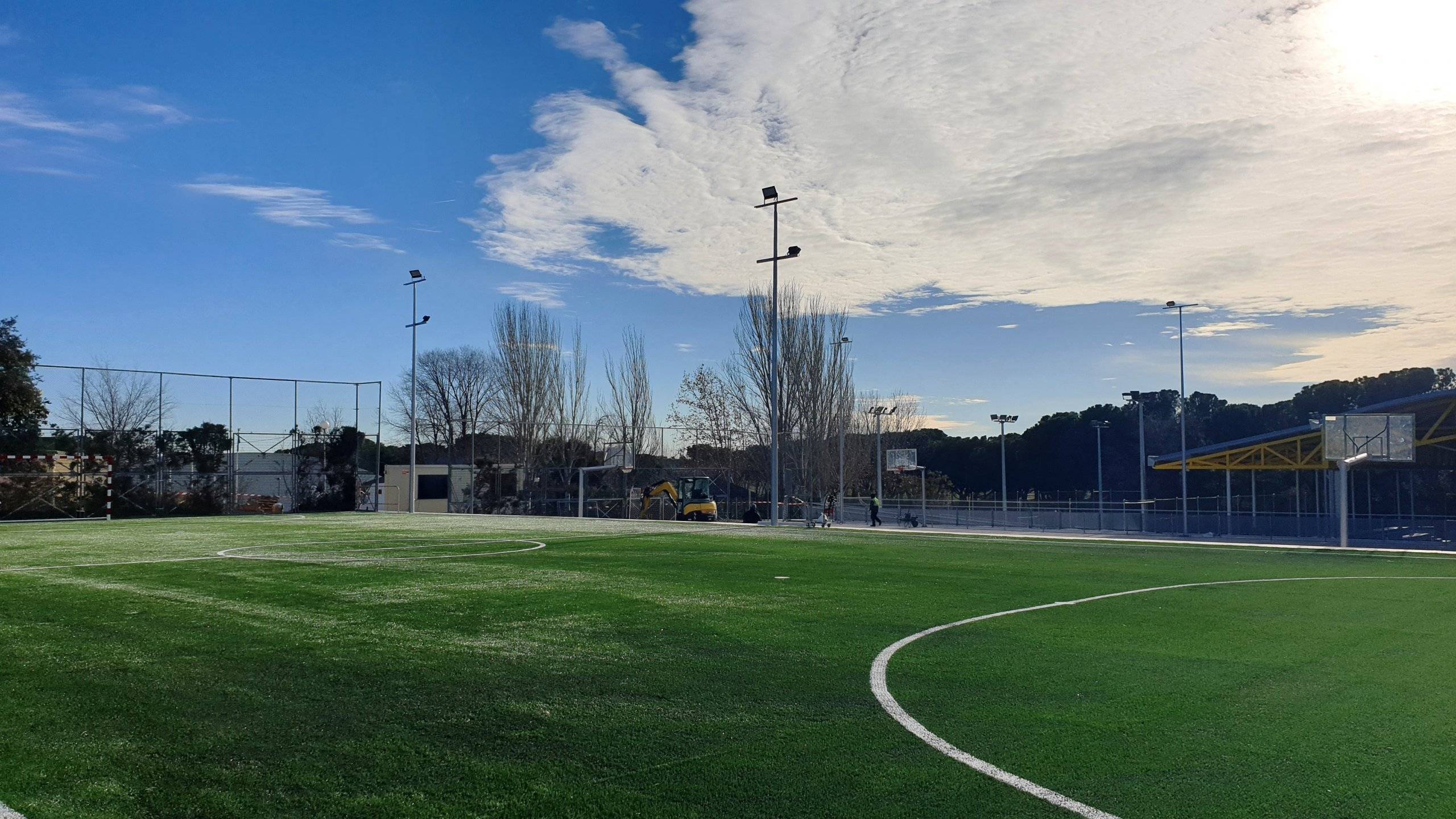 Campo de fútbol sala de césped artificial.