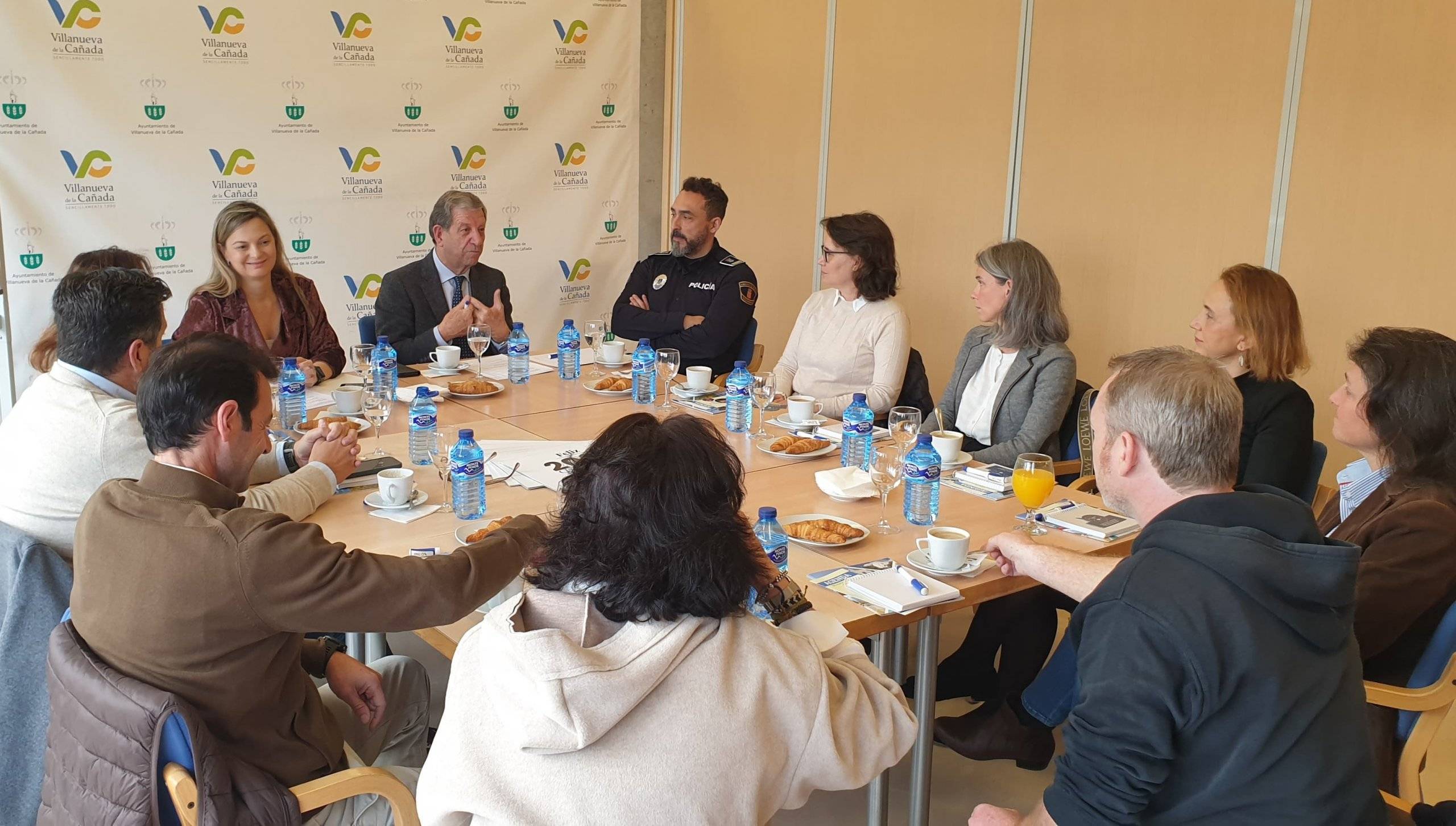 Imagen del desayuno del alcalde con los vecinos.