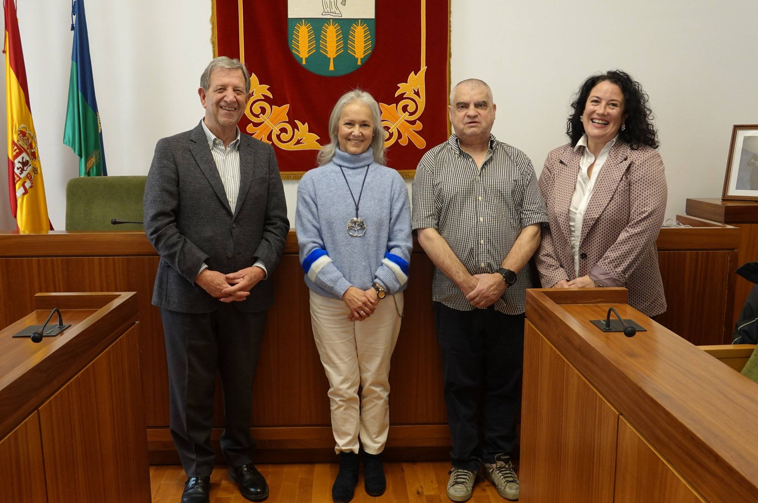 Autoridades y homenajeados en el Salón de Plenos del Ayuntamiento.