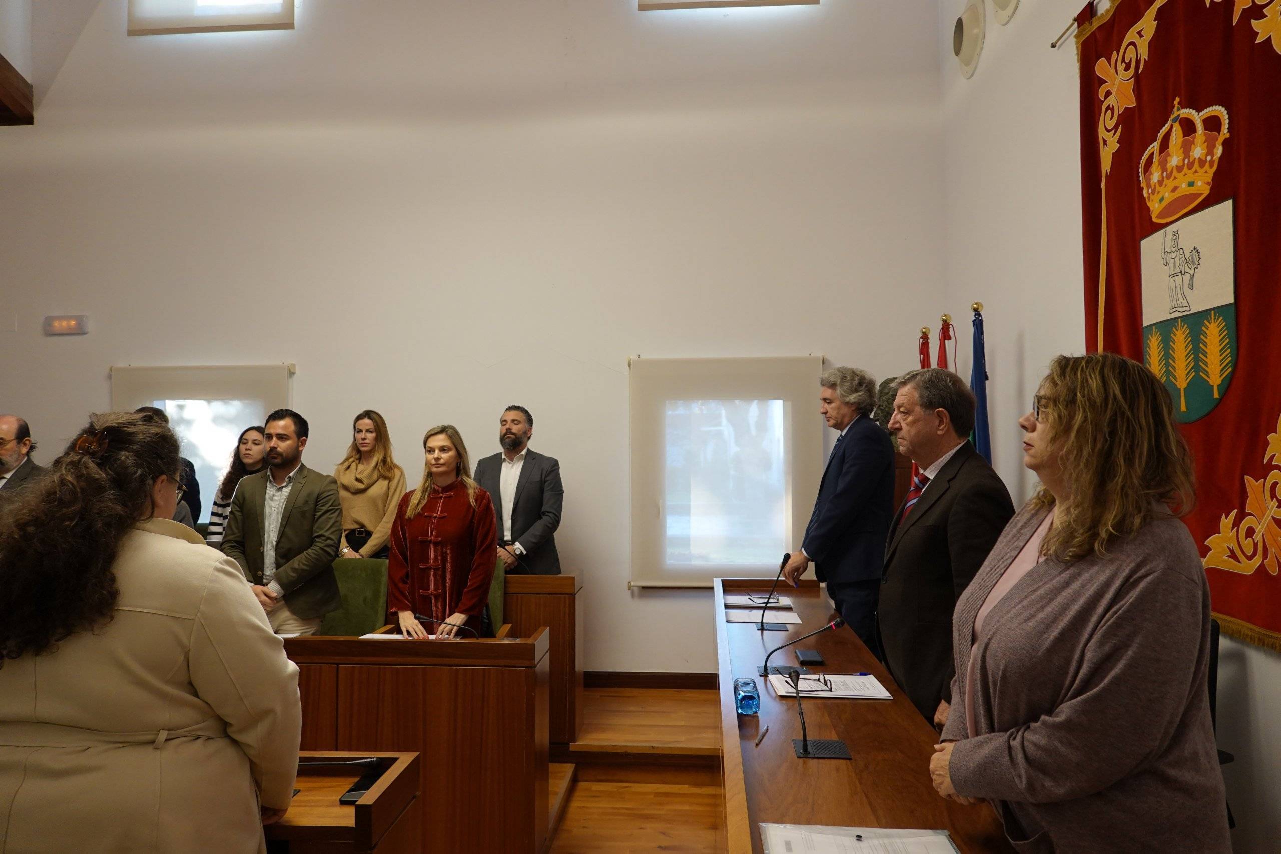 Minuto de silencio por el fallecimiento de Juan Rubio Ruíz, exconcejal y vecino de Villanueva de la Cañada y exdiputado en la Asamblea de Madrid.