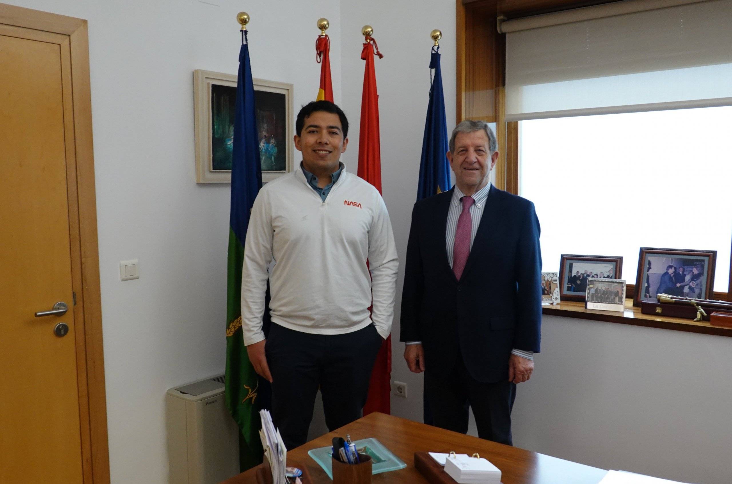 El alcalde, Luis Partida, junto al ingeniero de la NASA, Xavier Zapien.