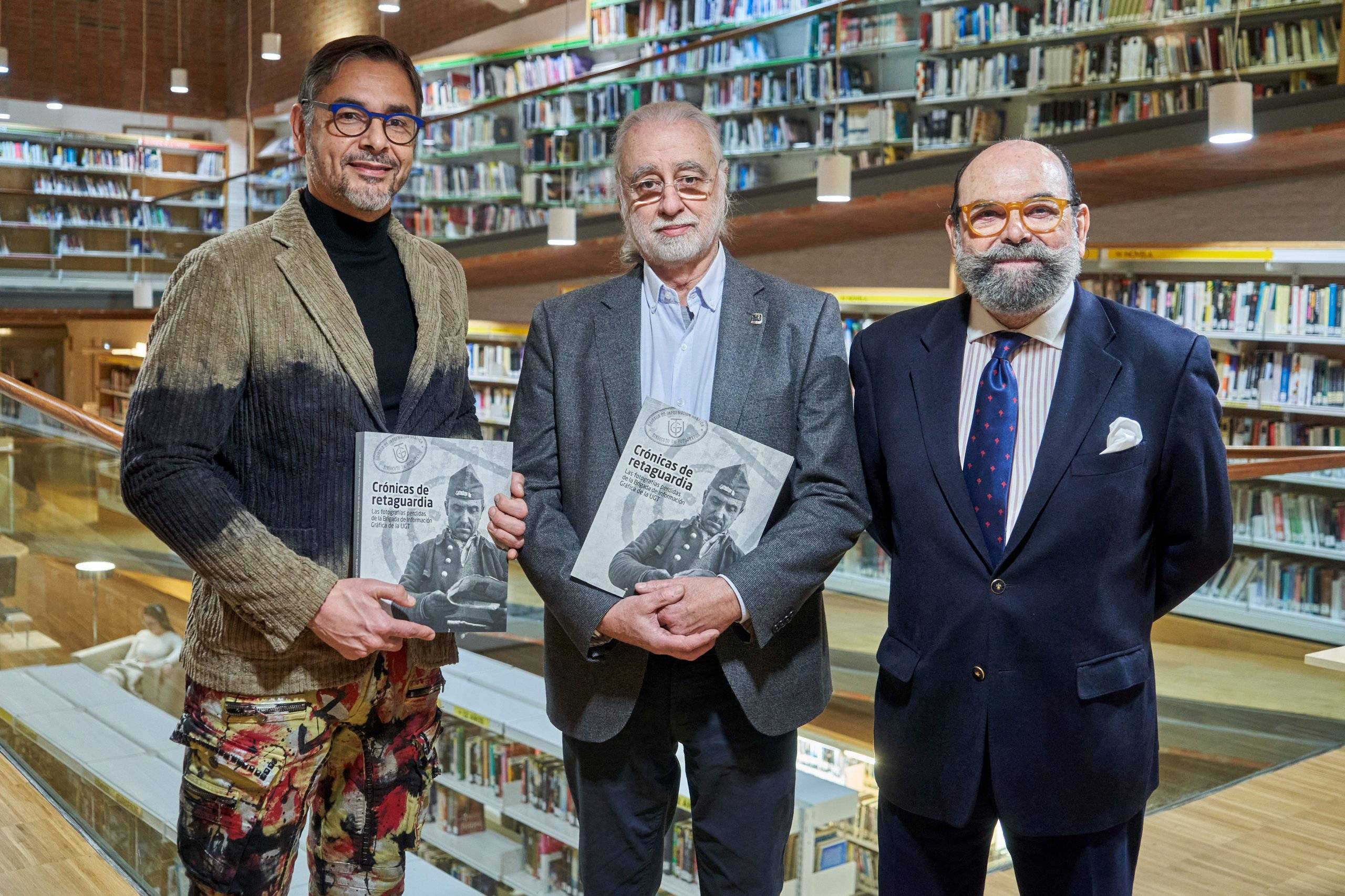 El concejal de Cultura, Jesús Fernando Agudo, junto a los dos autores del libro.