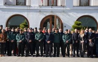 Autoridades y vecinos durante el minuto de silencio.