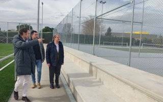 El alcalde, Luis Partida, y en concejal de Deportes, Ignacio González, junto a un técnico municipal visitando las obras.