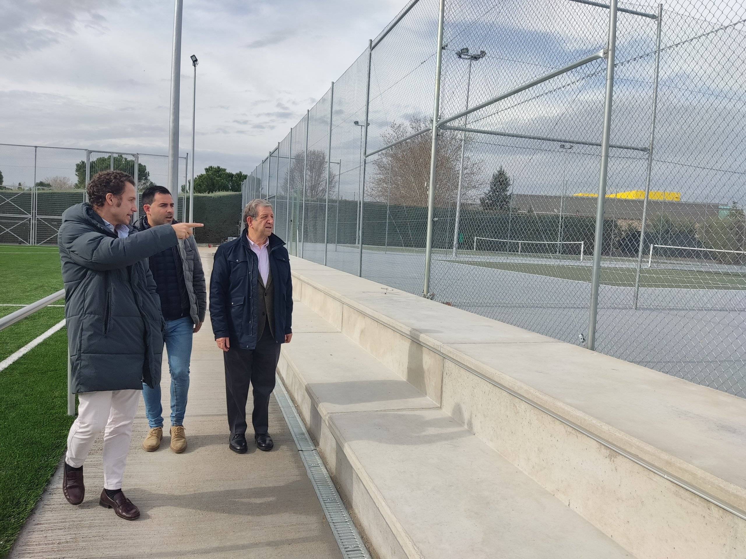 El alcalde, Luis Partida, y en concejal de Deportes, Ignacio González, junto a un técnico municipal visitando las obras.