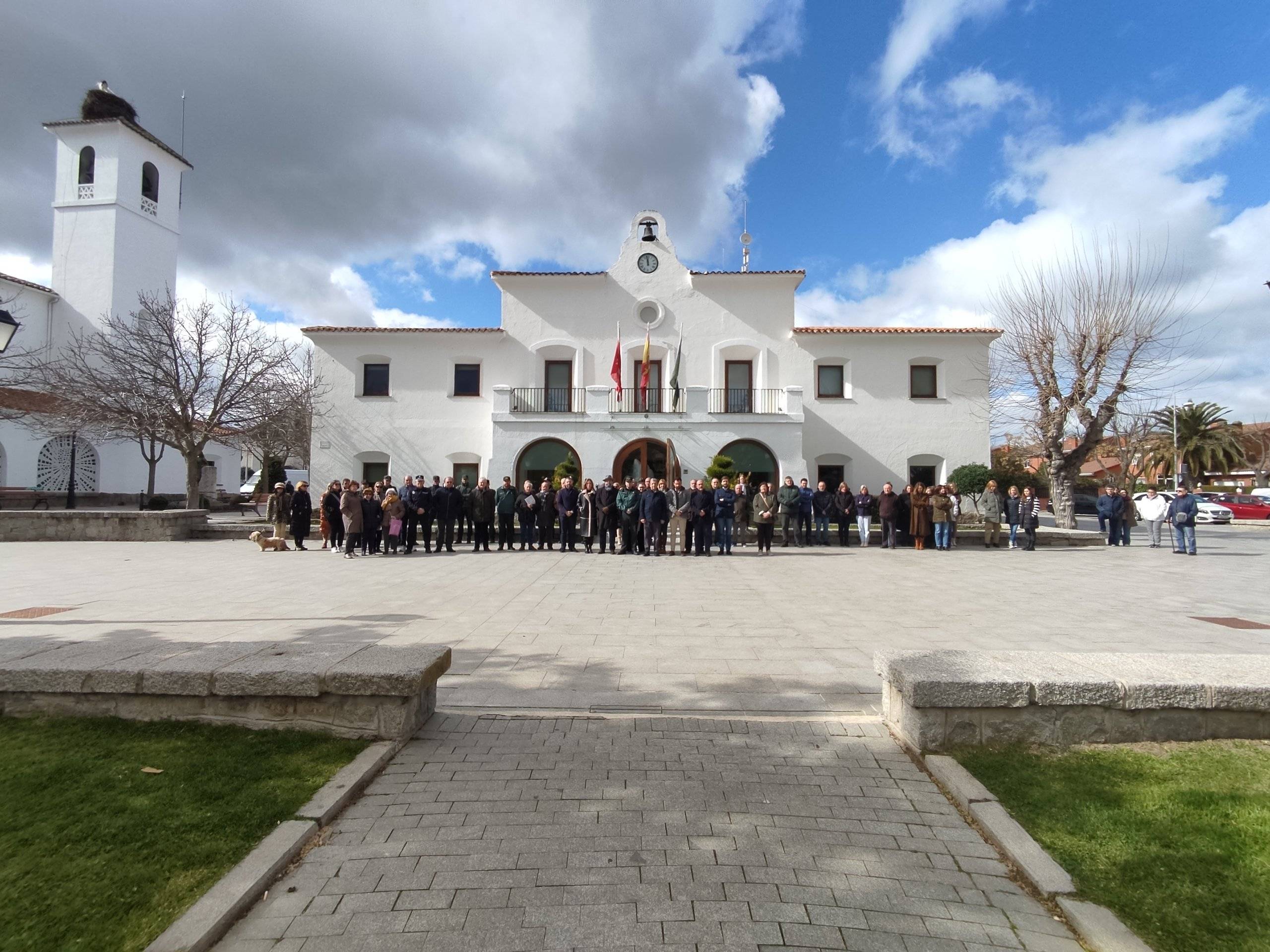 La Plaza de España durante el minuto de silencio por los afectados en el incendio de Valencia.