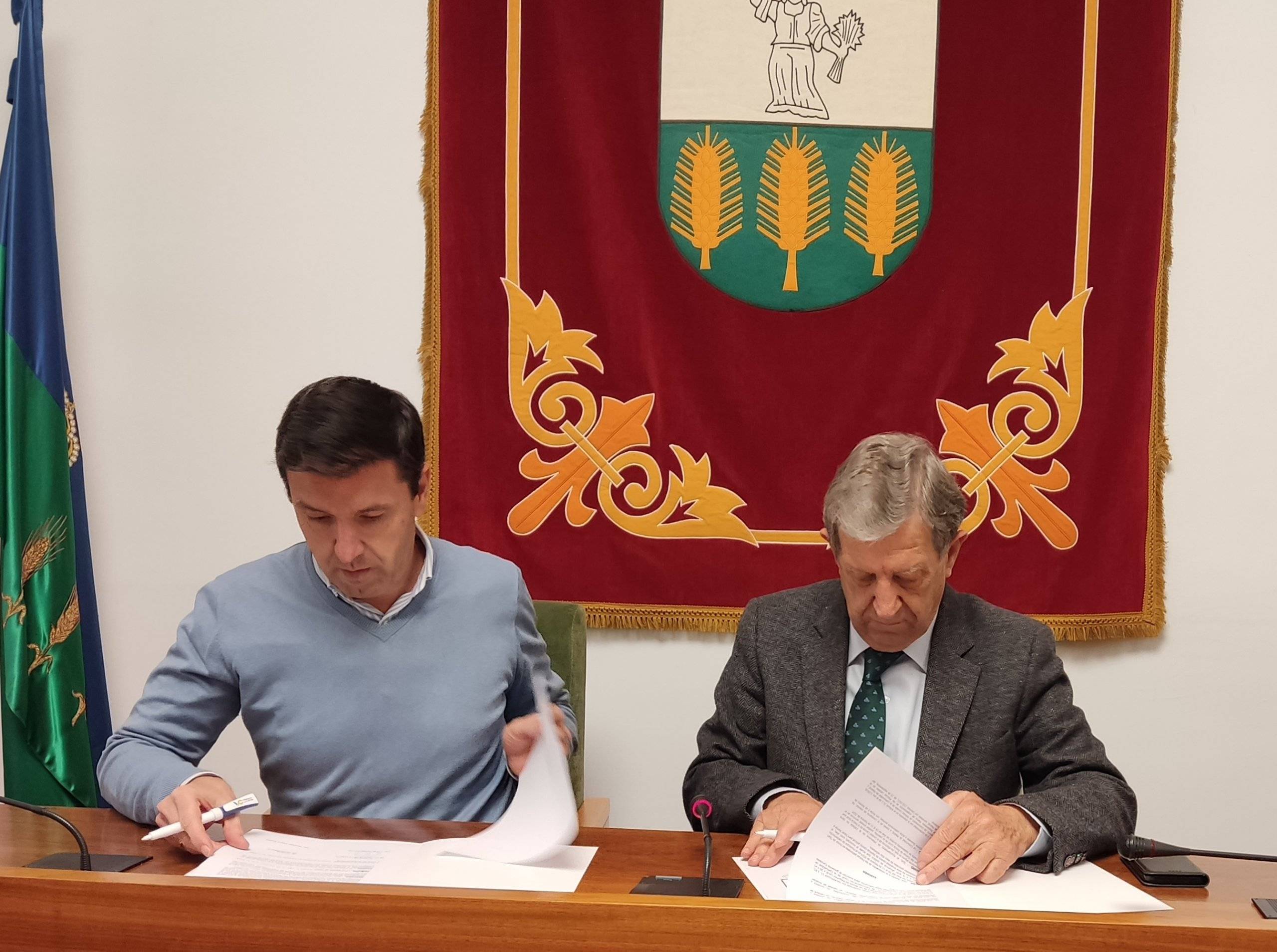 Los alcaldes de Valdemorillo y Villanueva de la Cañada firmando el convenio de colaboración.