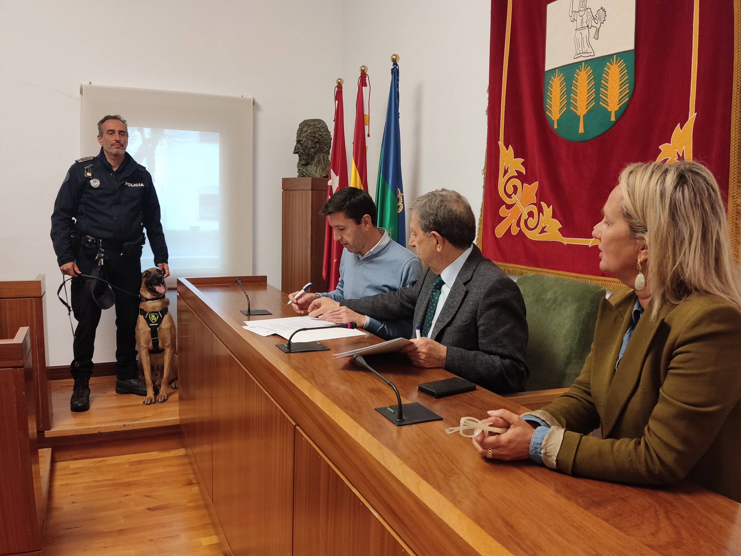 Los alcaldes de Villanueva de la Cañada y Valdemorillo, junto a la concejala de Seguridad e integrantes de la unidad canina de Villanueva de la Cañada.