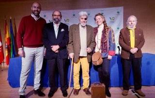 El concejal de Cultura, Fernando Agudo, y el periodista González Green, junto al resto de ponentes.