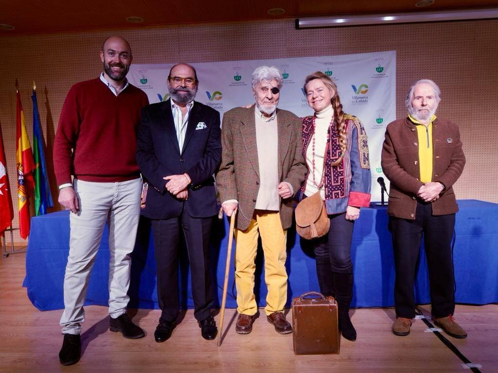 El concejal de Cultura, Fernando Agudo, y el periodista González Green, junto al resto de ponentes.