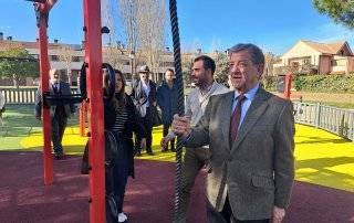 Autoridades y técnicos visitando el nuevo circuito de calistenia.