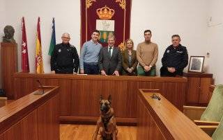 Los alcaldes, concejales de Seguridad y responsables de Policía Local de Villanueva de la Cañada y Valdemorillo posando con Kion, miembro de la unidad canina. de Villanueva de la Cañada