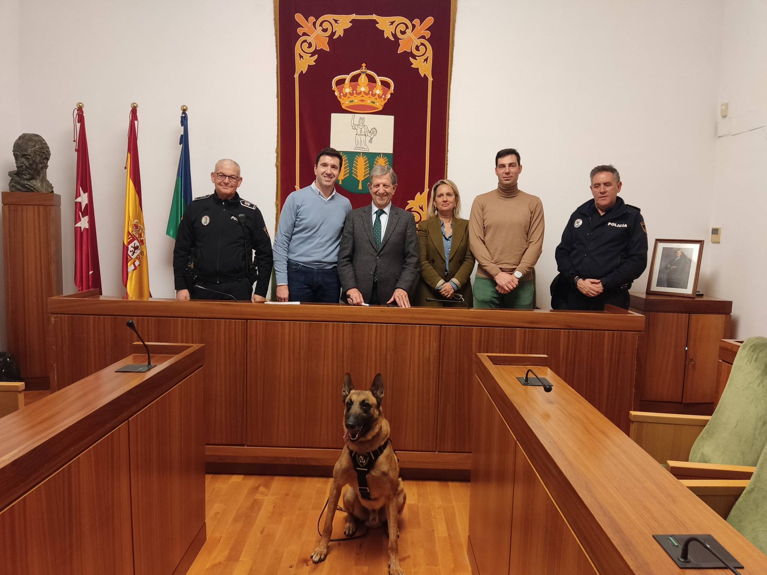 Los alcaldes, concejales de Seguridad y responsables de Policía Local de Villanueva de la Cañada y Valdemorillo posando con Kion, miembro de la unidad canina. de Villanueva de la Cañada