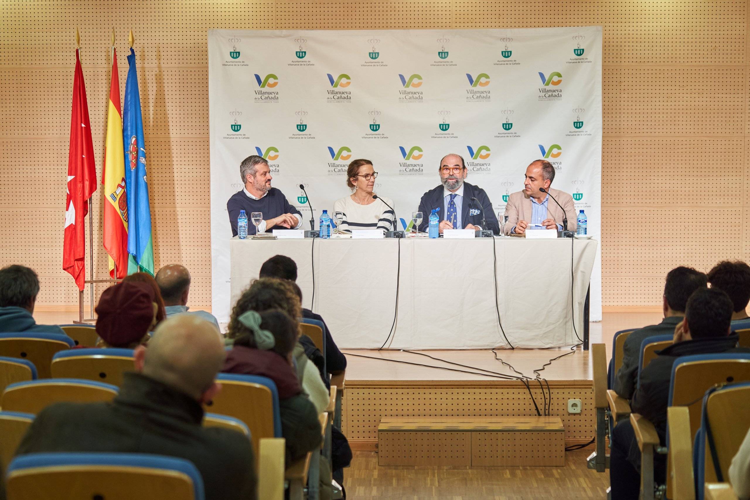 Imagen de la presentación de los libros en el C.C. El Molino.