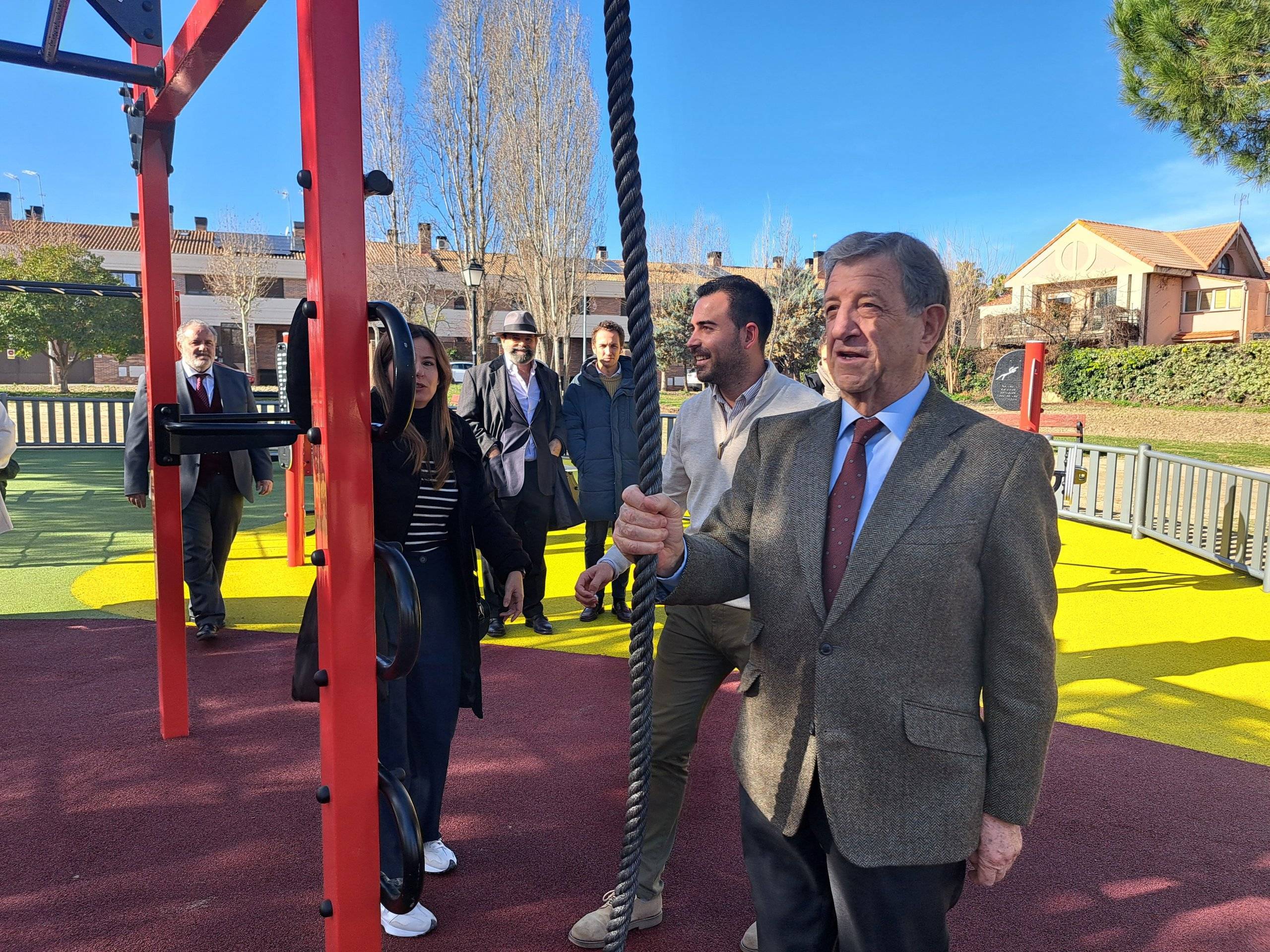 Autoridades y técnicos visitando el nuevo circuito de calistenia.