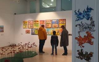 Imagen de la inauguración de la exposición a cargo de los alumnos del colegio Liceo Molière.