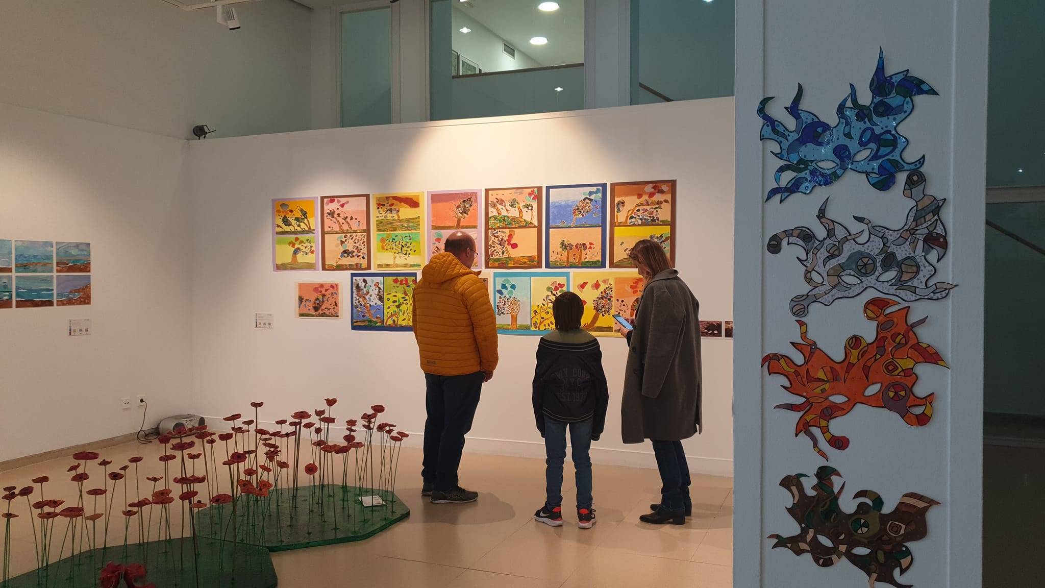 Imagen de la inauguración de la exposición a cargo de los alumnos del colegio Liceo Molière.