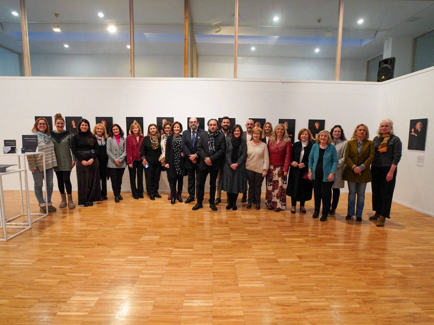 Imagen de la inauguración de la exposición a cargo de Marina Arcos.