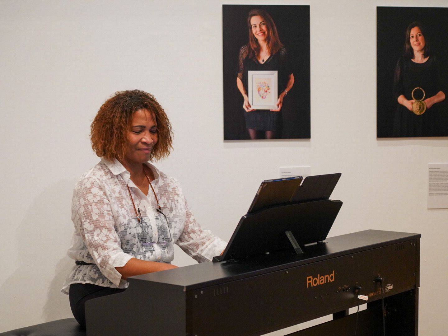 Imagen de la profesora de piano de la EMMD interpretando una pieza musical al inicio del acto.
