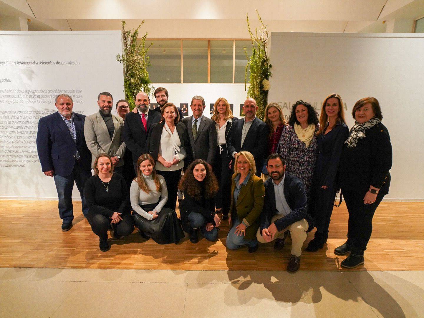 Miembros de la Corporación Municipal posando junto a Juana M.ª Manrique.