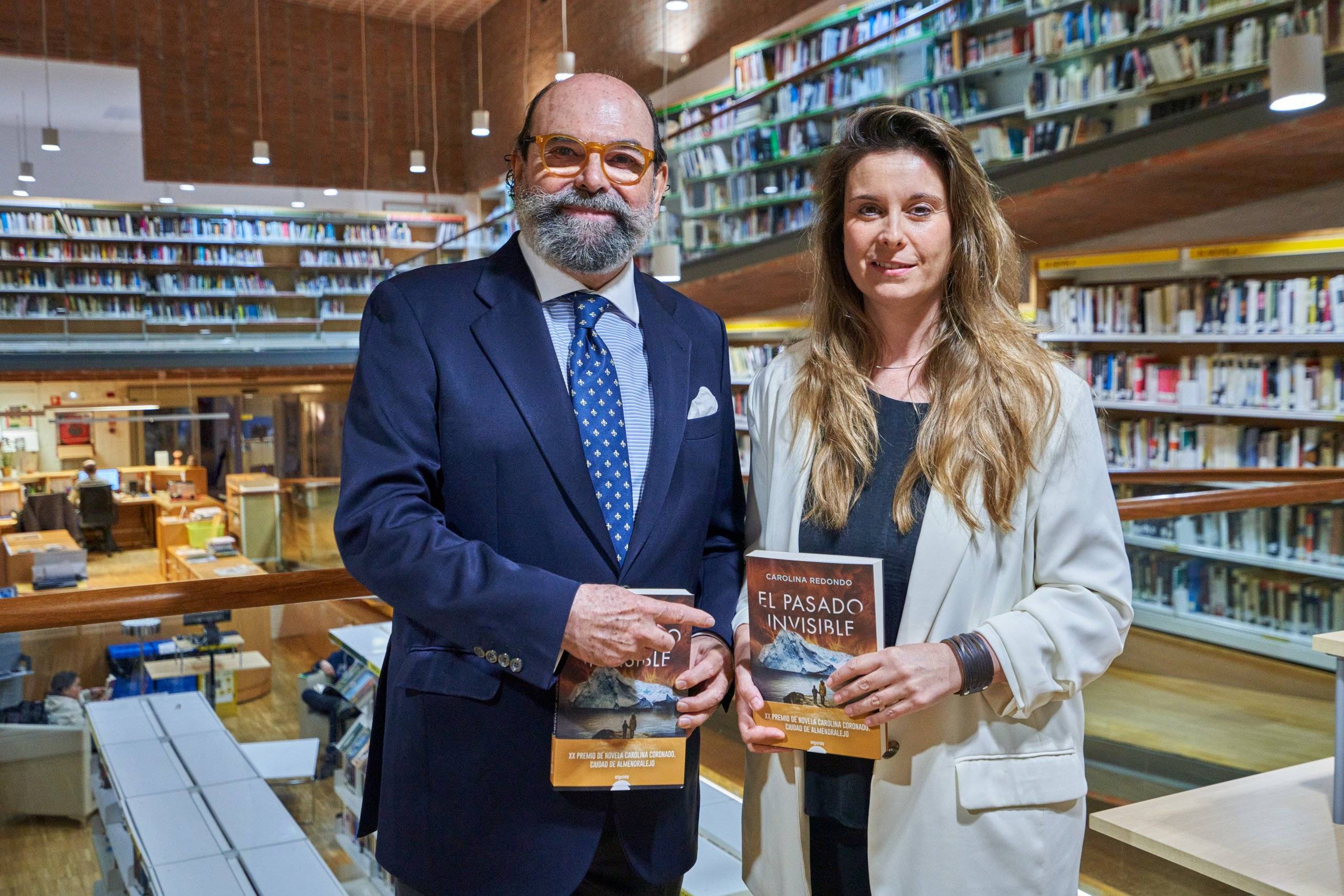 Autora y concejal durante la presentación.