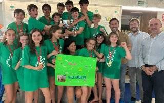 Nadadores de al Escuela Municipal de Natación, ganadora del campeonato, junto a los concejales.