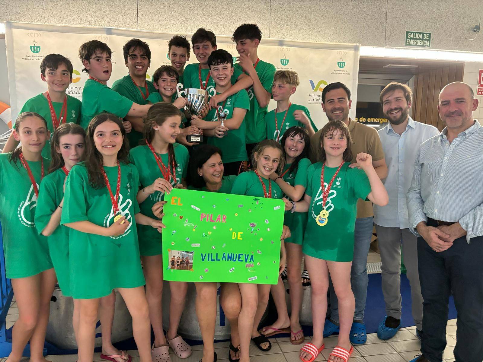 Nadadores de al Escuela Municipal de Natación, ganadora del campeonato, junto a los concejales.