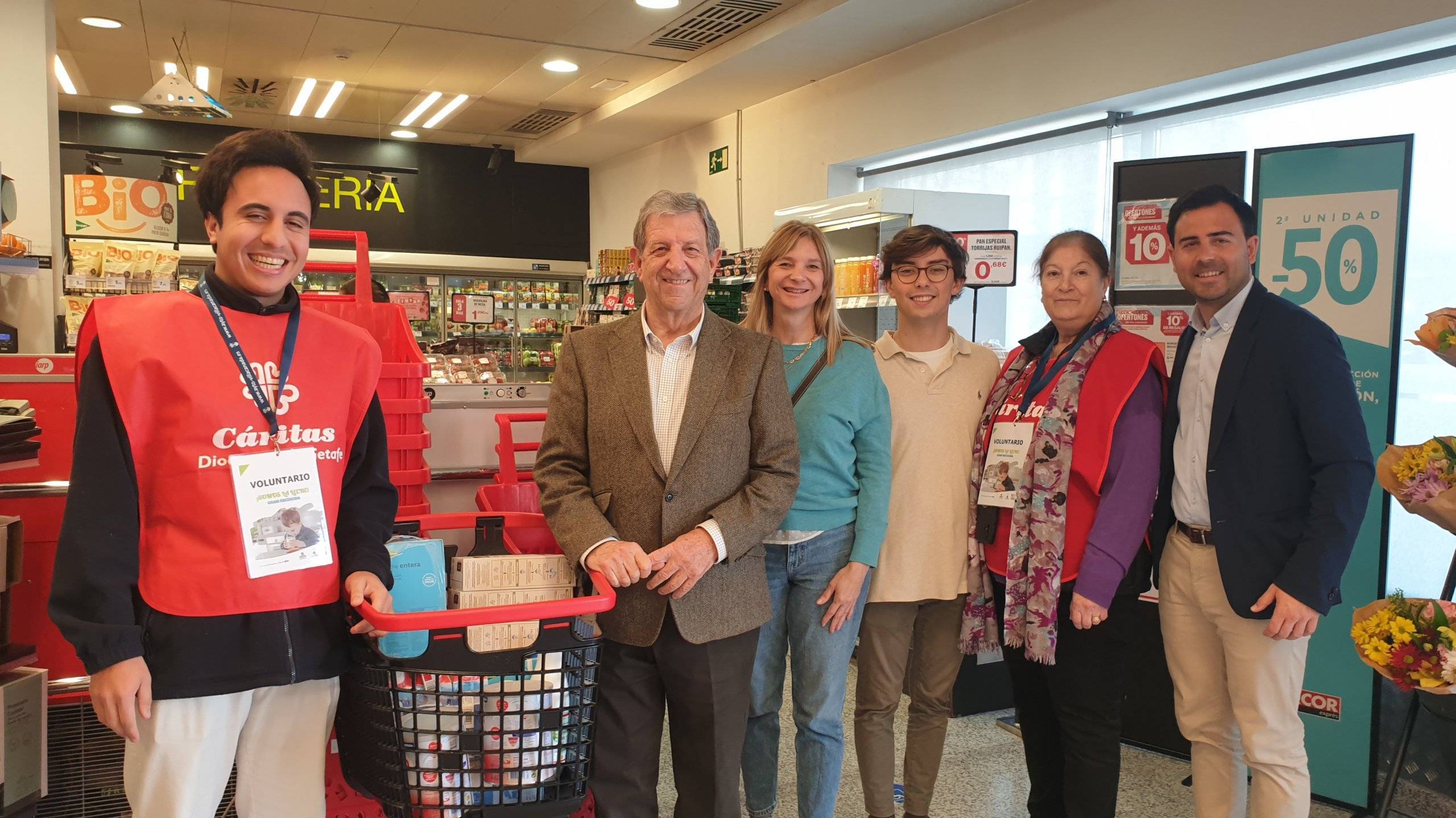 Foto de familia de autoridades y voluntarios durante la recogida de leche.