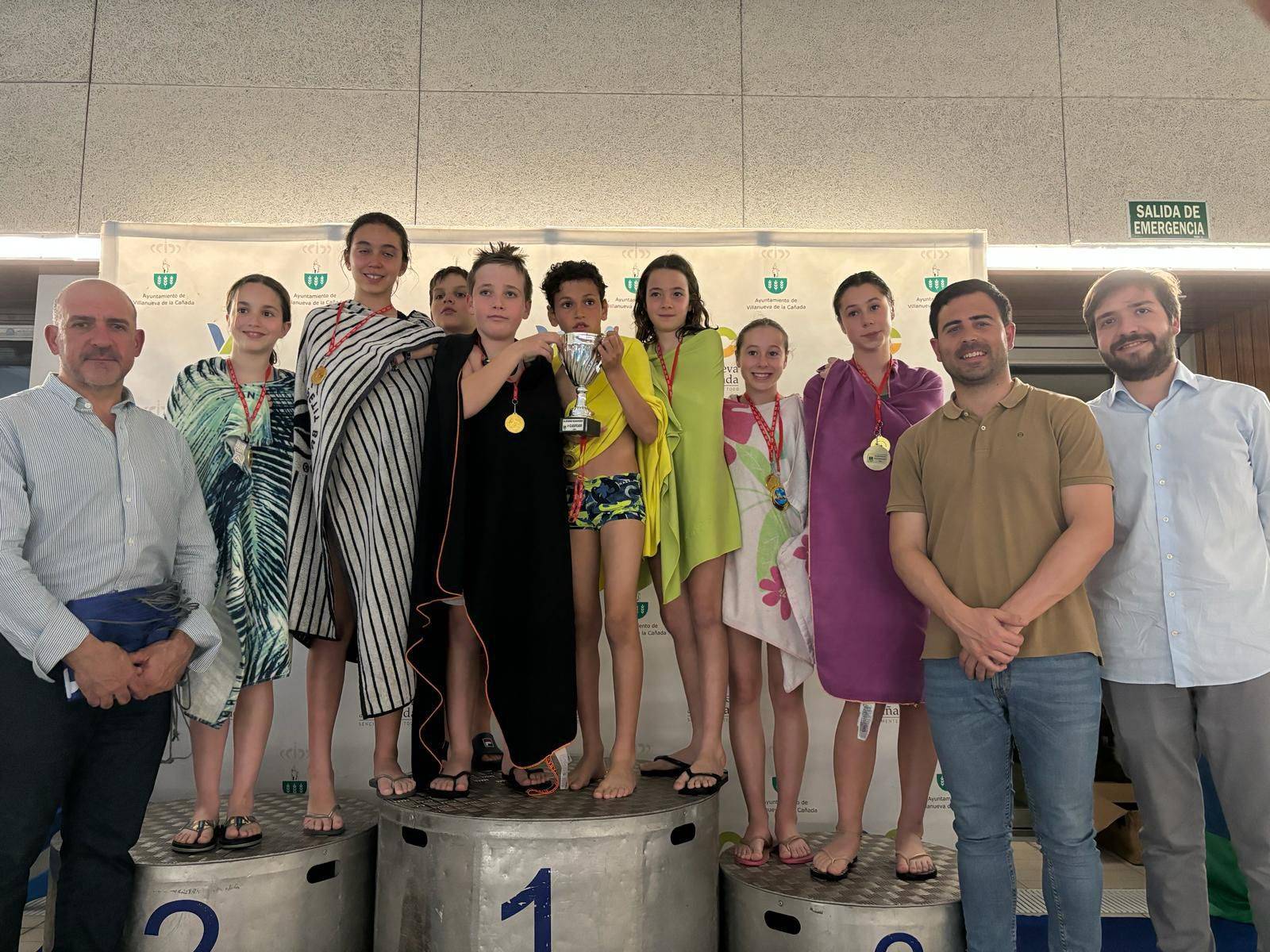 Nadadores del Liceo Molière, junto a los concejales.