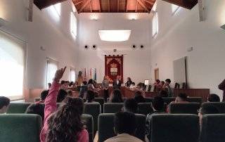 Imagen de autoridades, docentes y alumnos en el Salón de Plenos del Ayuntamiento.