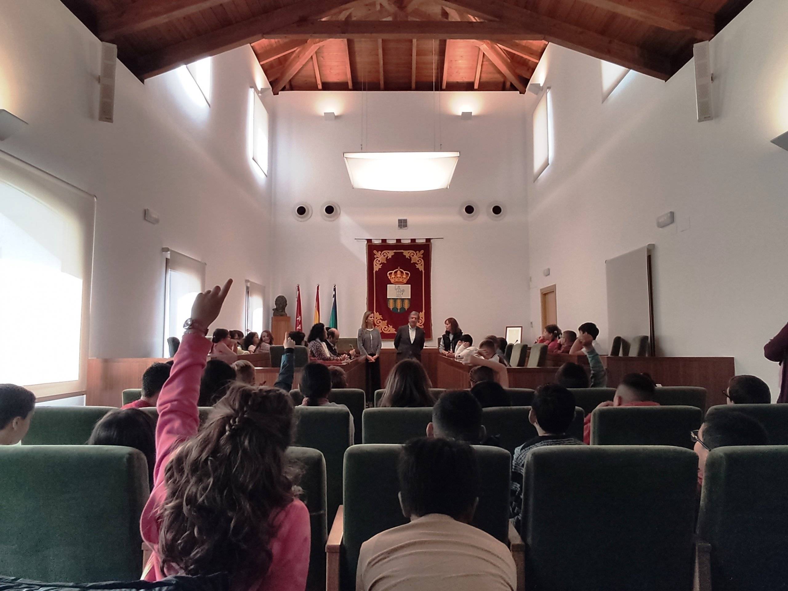 Imagen de autoridades, docentes y alumnos en el Salón de Plenos del Ayuntamiento.